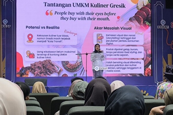 Peserta workshop fotografi storytelling memotret makanan khas Gresik