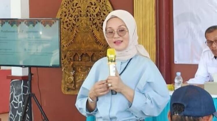Tantri Bararoh berbicara tentang ancaman buzzer dan hoaks terhadap demokrasi