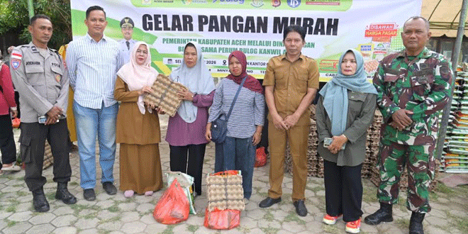 Warga antre membeli paket sembako bersubsidi di halaman Kantor Camat Baitussalam