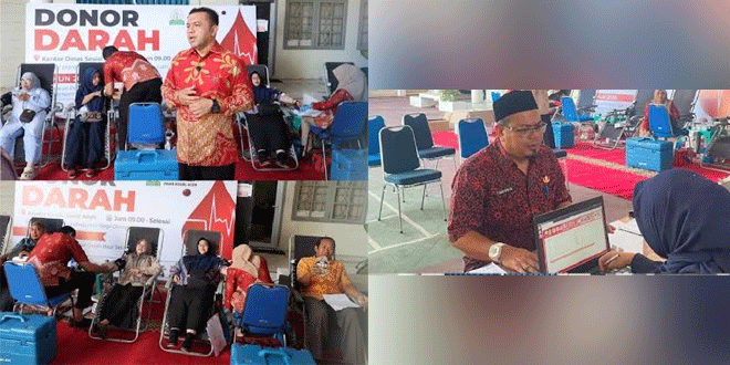 Pendonor memberikan darah di kantor Dinas Sosial Aceh saat kegiatan donor darah