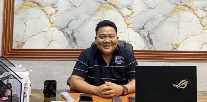 Ilustrasi truk angkut semen dan gudang material konstruksi