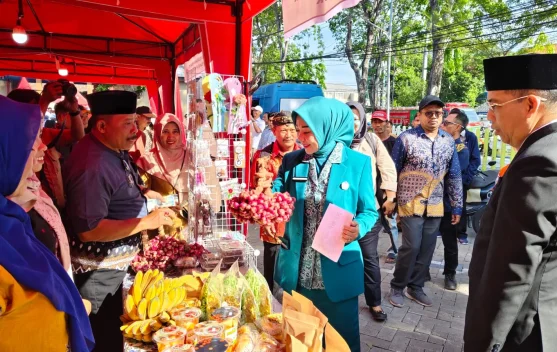 Pengunjung dan stan UMKM di Festival Batik dan Kuliner Kota Probolinggo