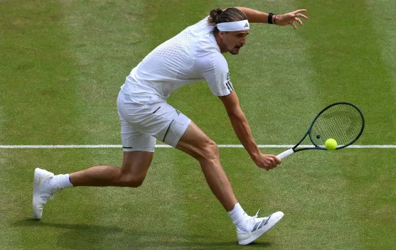 Alexander Zverev merayakan kemenangan di Wimbledon 2026