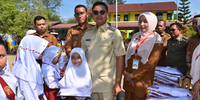 Wali Kota Langsa menyerahkan seragam sekolah gratis kepada siswa SD dan SMP pada Juli 2026