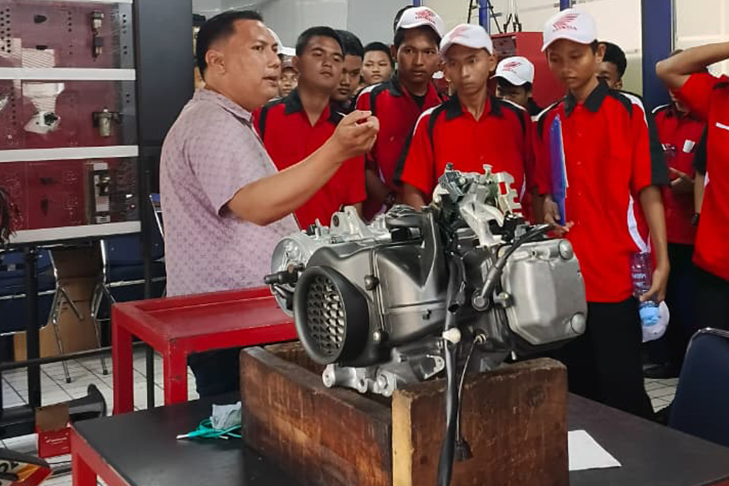 Siswa SMK mengikuti kunjungan industri dan praktik di MDTC Jatake