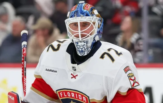 Sergei Bobrovsky mengenakan seragam Toronto Maple Leafs saat pengumuman kontrak