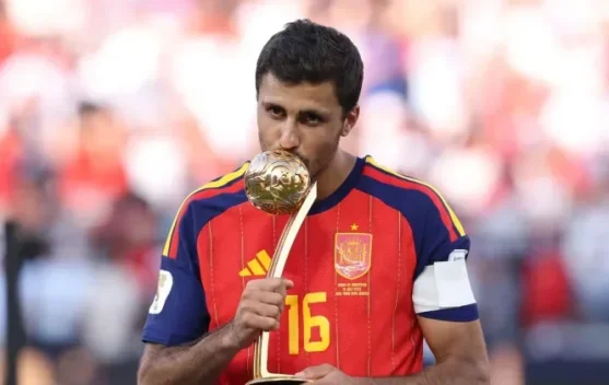 Rodri menguasai bola saat bermain untuk timnas Spanyol