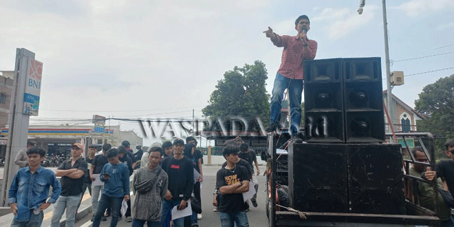 Unjuk rasa Aliansi Masyarakat Cerdas di depan Mapolda Sumut