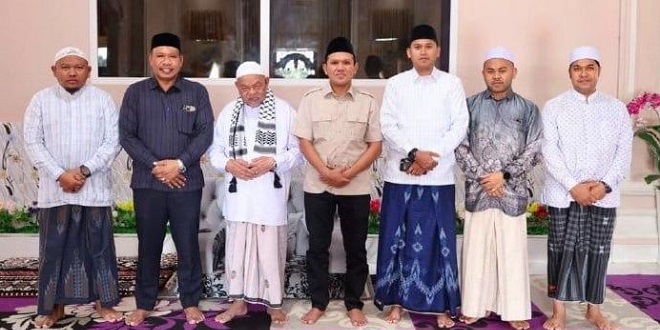 Wakil Gubernur Aceh Fadhlullah berbincang dengan pimpinan Dayah Abu Paya Pasi saat kunjungan