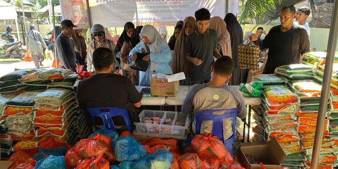 Warga antre membeli paket pangan murah di halaman Kantor Camat Darul Kamal