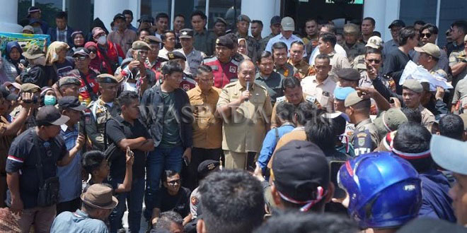 Aksi damai AMBP di Kantor Bupati Asahan menuntut perbaikan jalan empat desa