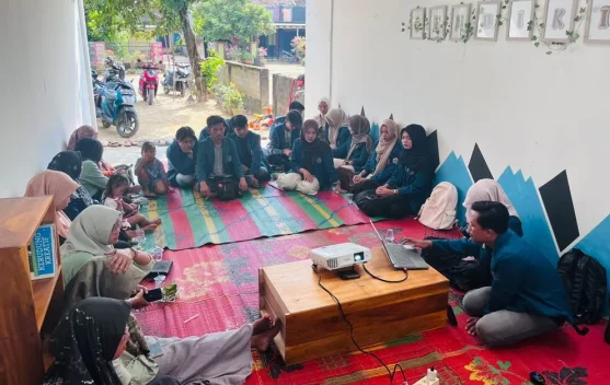 Mahasiswa UM Metro memberi pelatihan branding kepada pelaku UMKM Desa Rejo Agung