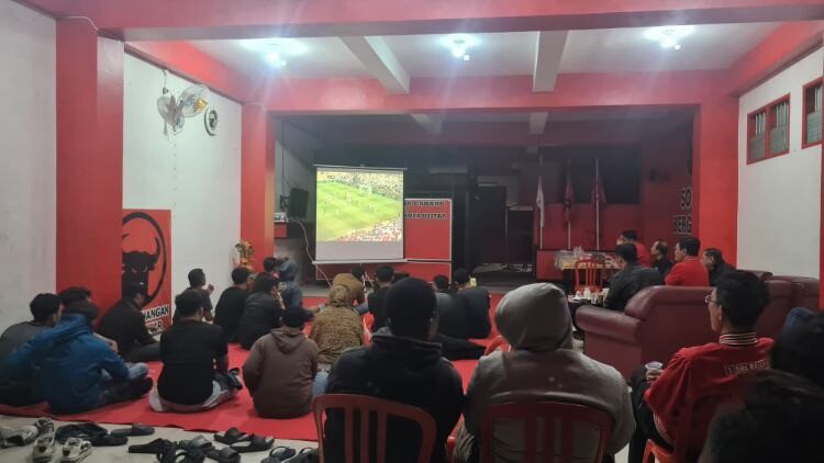 Warga menonton bersama final Piala Dunia malam hari di halaman kantor DPC PDI Perjuangan Kota Blitar