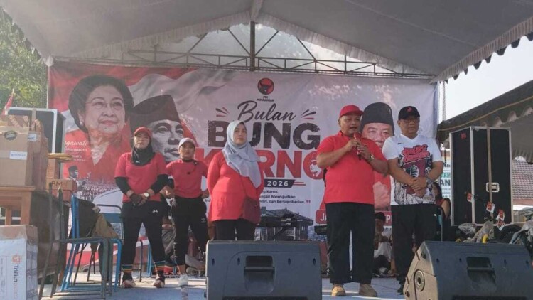 Peserta jalan sehat dan senam massal di Lapangan Desa Gandong Tulungagung