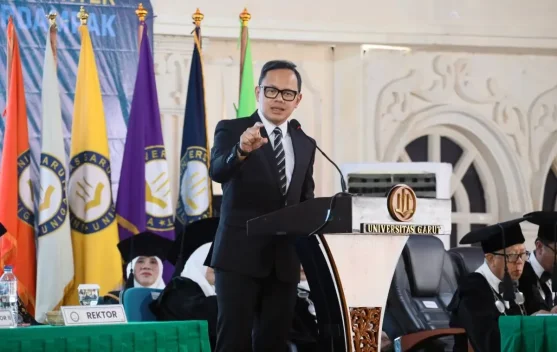 Wamendagri Bima Arya berorasi di Universitas Garut saat wisuda, 26 Juli 2026