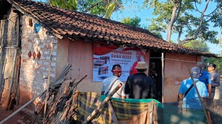 Penyerahan bantuan renovasi rumah tidak layak huni di Kecamatan Talango, Sumenep