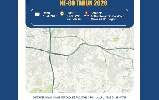 Petugas lalu lintas mengatur kendaraan di sekitar Satlat Korps Brimob Cikeas saat upacara