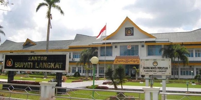 Fasad gedung tempat hiburan malam Blue Night di Langkat