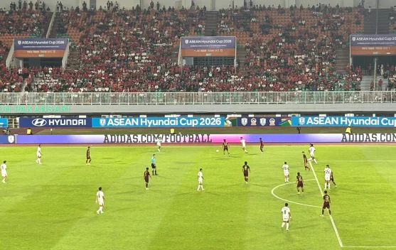 John Herdman memberi instruksi kepada pemain Timnas Indonesia di Stadion Pakansari