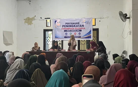Peserta pelatihan PKH menggunakan smartphone untuk promosi produk