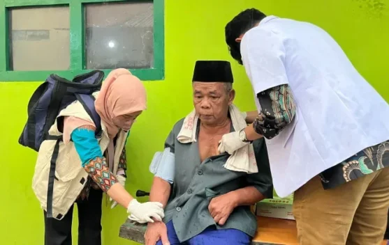 Ilustrasi tenaga medis dan pasien di fasilitas kesehatan di daerah