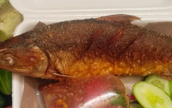 Dapur Umi Nabil menyajikan ayam bakar dan ayam penyet bagi pelanggan di Kota Serang