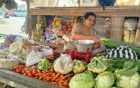 Pedagang sayur menjajakan timun di Pasar Arjobinangun, Purbalingga