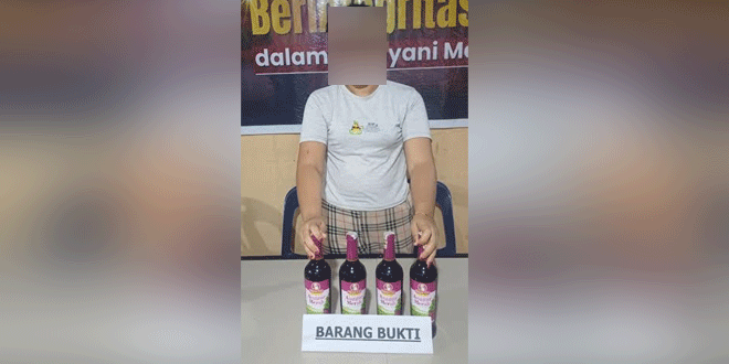 Petugas mengamankan minuman keras jenis Anggur Merah di Pangkatan, Labuhanbatu