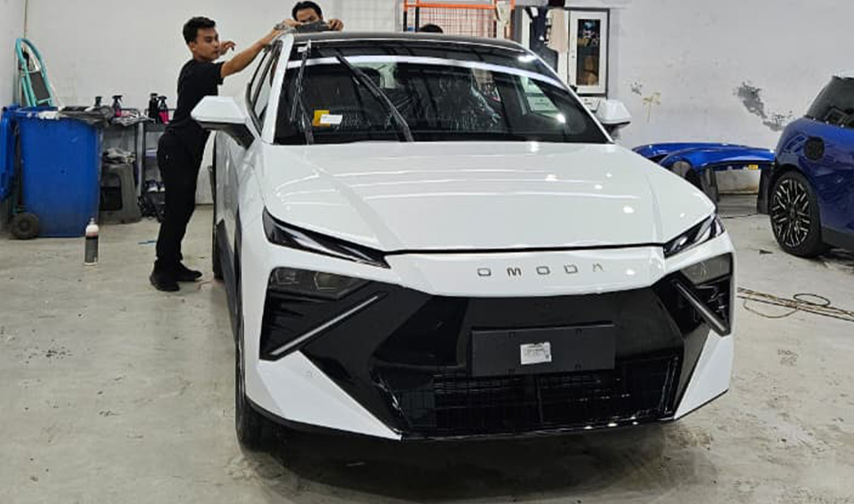 Foto Omoda 04 sedang dibawa menggunakan mobil gendong menjelang GIIAS 2026