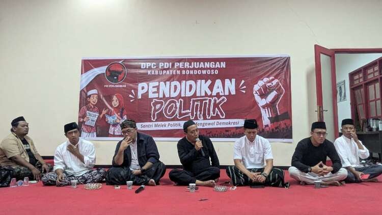 Suasana sholawat dan dialog DPC PDI Perjuangan Bondowoso pada Malam Jumat Legi