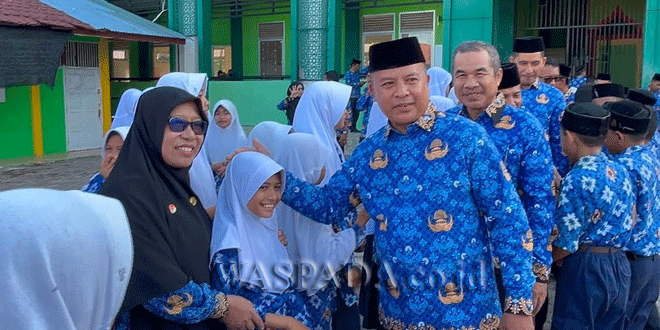 Upacara Peringatan Hari Anak Nasional ke-42 di MIN 12 Nagan Raya dengan siswa sebagai petugas
