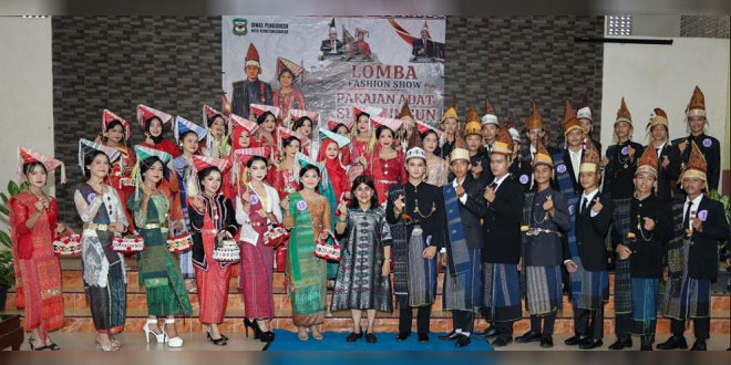 Siswa tampil dalam fashion show pakaian adat Simalungun di Pematangsiantar