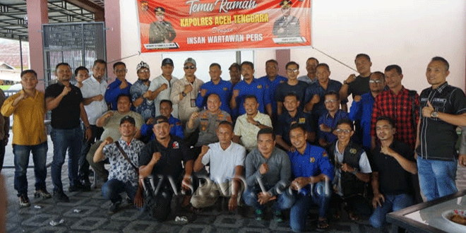 Kapolres Aceh Tenggara berbicara di depan insan pers di Cafe Ateku, Kutacane