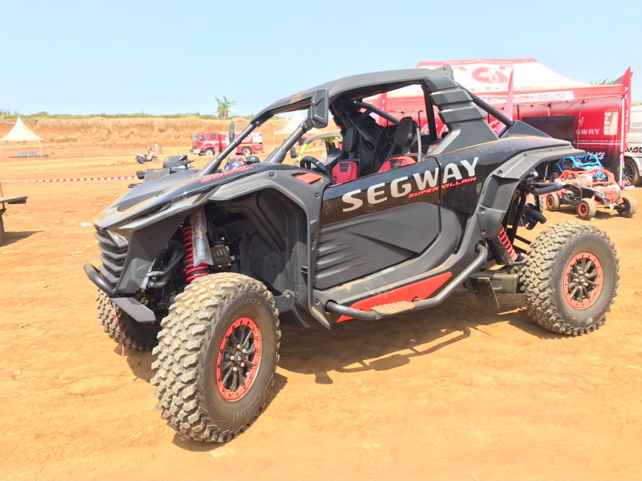 Segway Super Villain SX20T UTV berwarna gelap dengan ban besar dan lampu LED