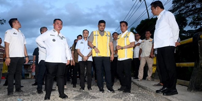 Peninjauan kondisi jembatan Sungai Mo'awo di Jalan Yos Sudarso, Gunungsitoli