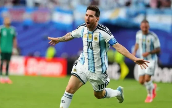 Lionel Messi merayakan gol di laga final, pemecah rekor 35 gol di partai puncak