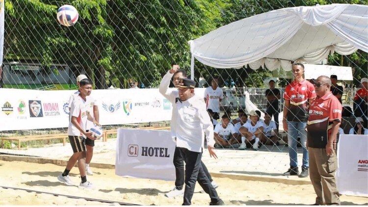 Atlet voli pantai U-17 bertanding di GOR A. Yani Pangligur, Sumenep