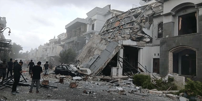 Lokasi ledakan di Kompleks Grand Polonia Medan dengan petugas berjaga dan rumah rusak