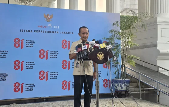 Menteri ESDM memberi keterangan pers soal harga BBM dan LPG subsidi di Istana Kepresidenan