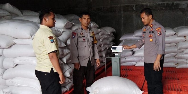 Petugas kepolisian mendampingi serah terima jagung ke Bulog di Siantar Timur