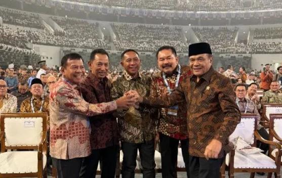 Presiden Prabowo menyapa Kapolri, Panglima TNI, dan Jaksa Agung di Indonesia Arena