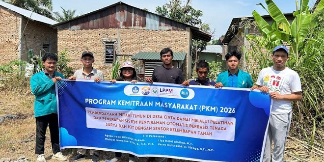 Demonstrasi sistem penyiraman otomatis berbasis IoT di lahan timun Desa Cinta Damai