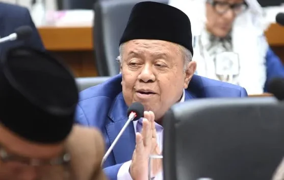 Ilustrasi mahasiswa sains melakukan percobaan di laboratorium perguruan tinggi