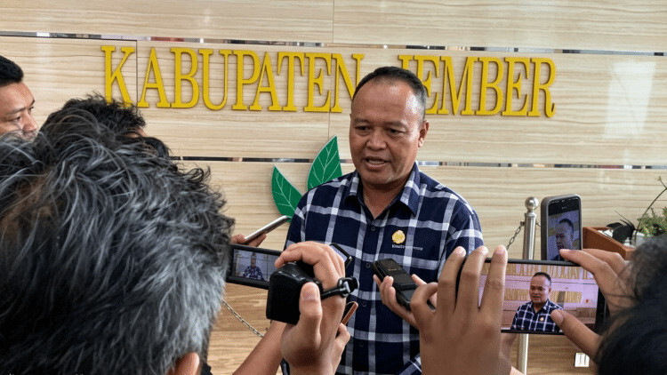 Anggota DPRD berdialog dengan warga pelaku usaha mikro di Jember