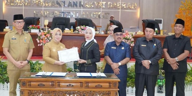 Plt Bupati Langkat Tiorita Surbakti hadir di Rapat Paripurna DPRD Kabupaten Langkat