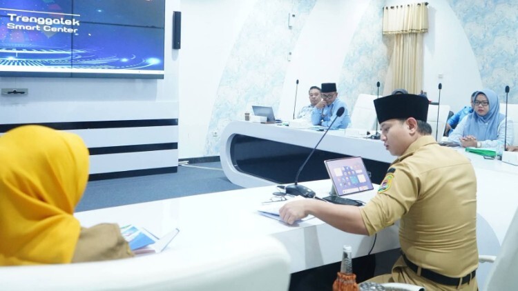 Panel surya untuk mendukung operasional PDAM Trenggalek mengurangi biaya listrik
