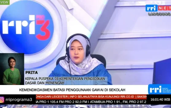 Ilustrasi siswa menggunakan gawai di sekolah dengan pengawasan guru