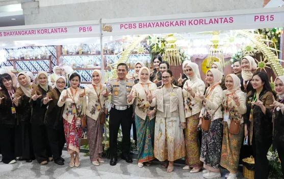 Kapolri dan Kakorlantas meninjau Bazar Kreasi Bhayangkari Nusantara di JICC, menampilkan stan UMKM dan fashion show wastra