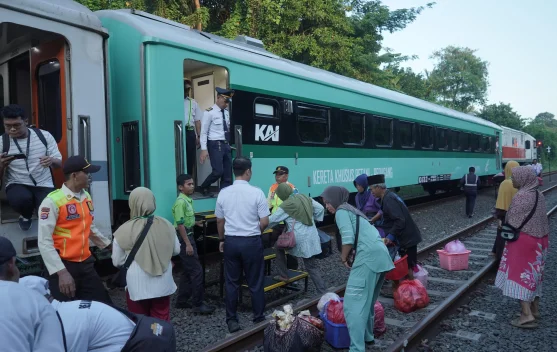 Interior Kereta Ekonomi Kerakyatan KA Cikuray dengan kursi baru dan ruang penumpang