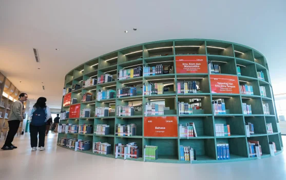 Interior perpustakaan estetik dengan rak buku dan area baca yang nyaman di Jakarta
